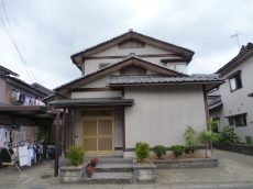 b003